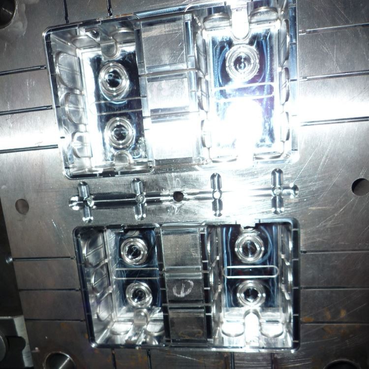 Réamhchúraimí maidir le múnlú insteallta plaisteacha